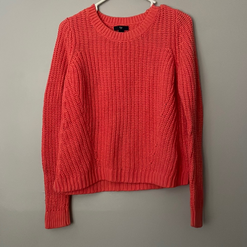 GAP size small coral knit sweater in good condition. Crew neck.